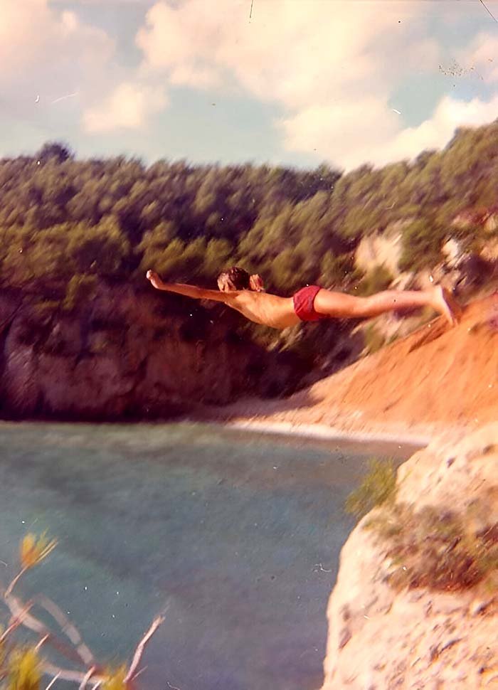 Sur la photo ci-dessous, on peut voir Patrick Daubard, à l'âge de 13 ans, effectuant un plongeon de 15 mètres de haut. Dans cette discipline (non officielle), il a été champion d'Europe de toutes les catégories juvéniles.