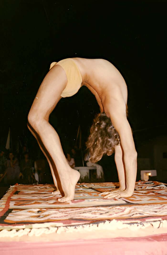 Urdhva Dhanurasana (l'arc / tourné vers le haut)