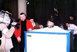 Maurice DAUBARD reste immergé 55 minutes dans un bac rempli de glace pilée.