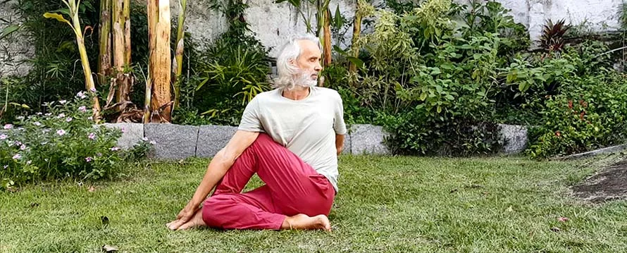 Ardha Matsyendrâsana (Seated half-twist)